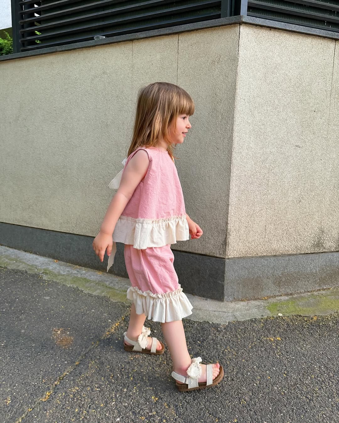 Set din două piese pentru fetițe – roz pudră cu volănașe și fundă mare, handmade din 100% bumbac – Handmade Lilisicopiii - imagine 2